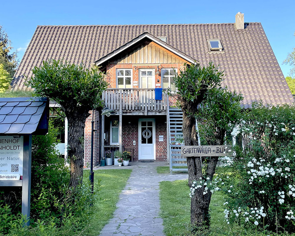 Frontansicht der gesamten Gartenvilla